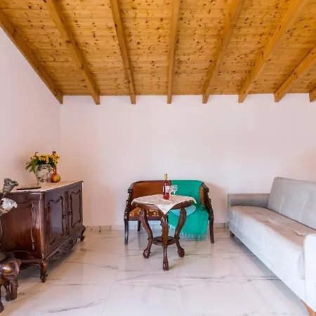 Maria Eleni House * ذيسْخا